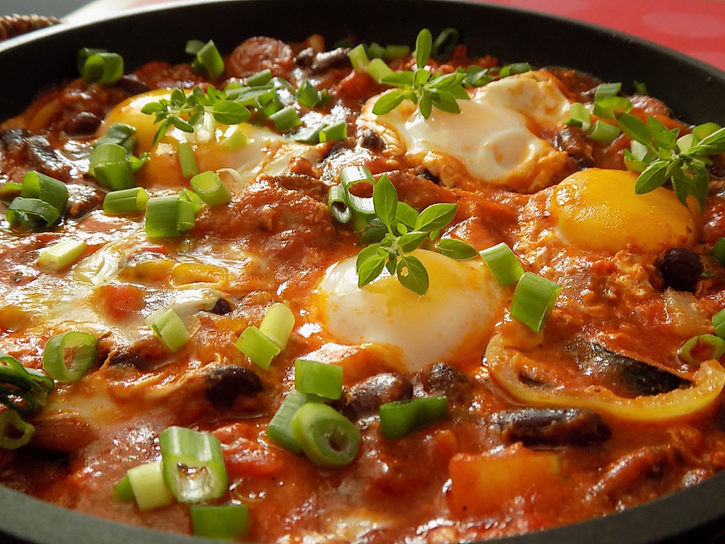 Fazolová pánev s klobásou a vejci