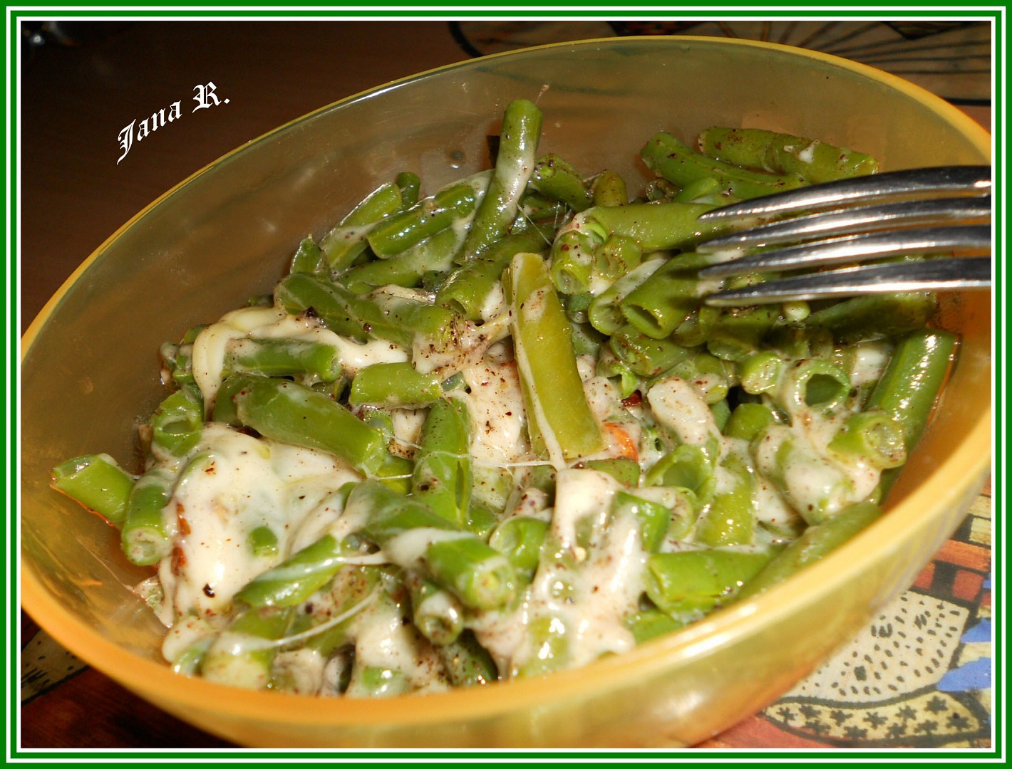 Fazolové lusky s česnekem a sýrem