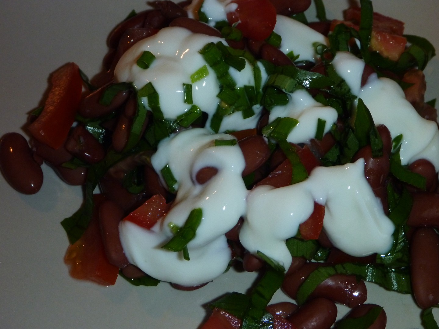 Fazolový salát s medvědem, rajčaty  a pažitkou_5ffa0504a2924.jpeg