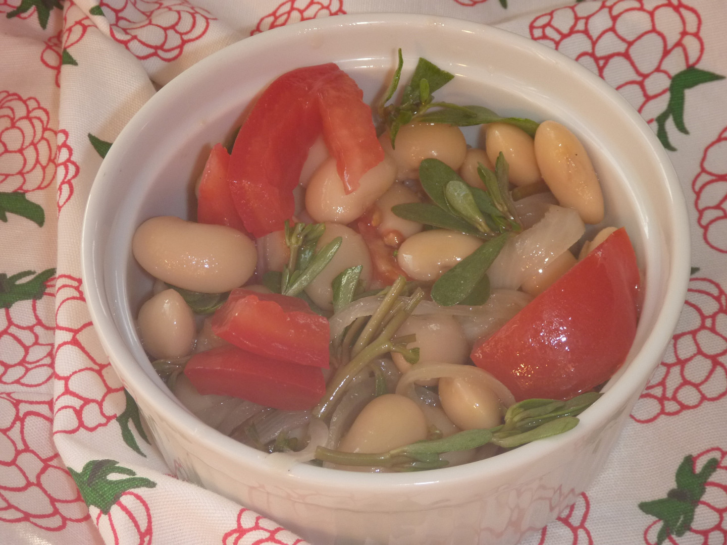 Fazolový salát se šruchou a rajčaty