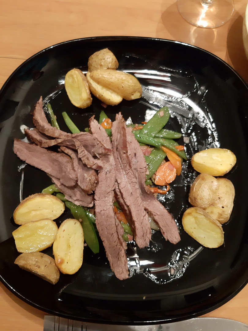 Flank steak s fazolkami a mladým hráškem_5ff66b56809fc.jpeg