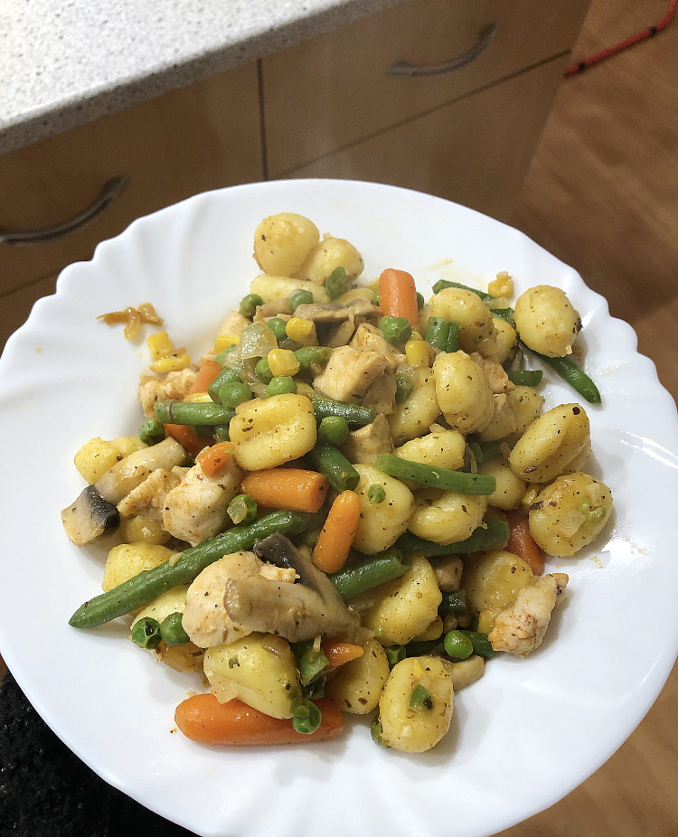 Gnocchi s kuřecím masem a zeleninou_5ff6944d1c109.jpeg