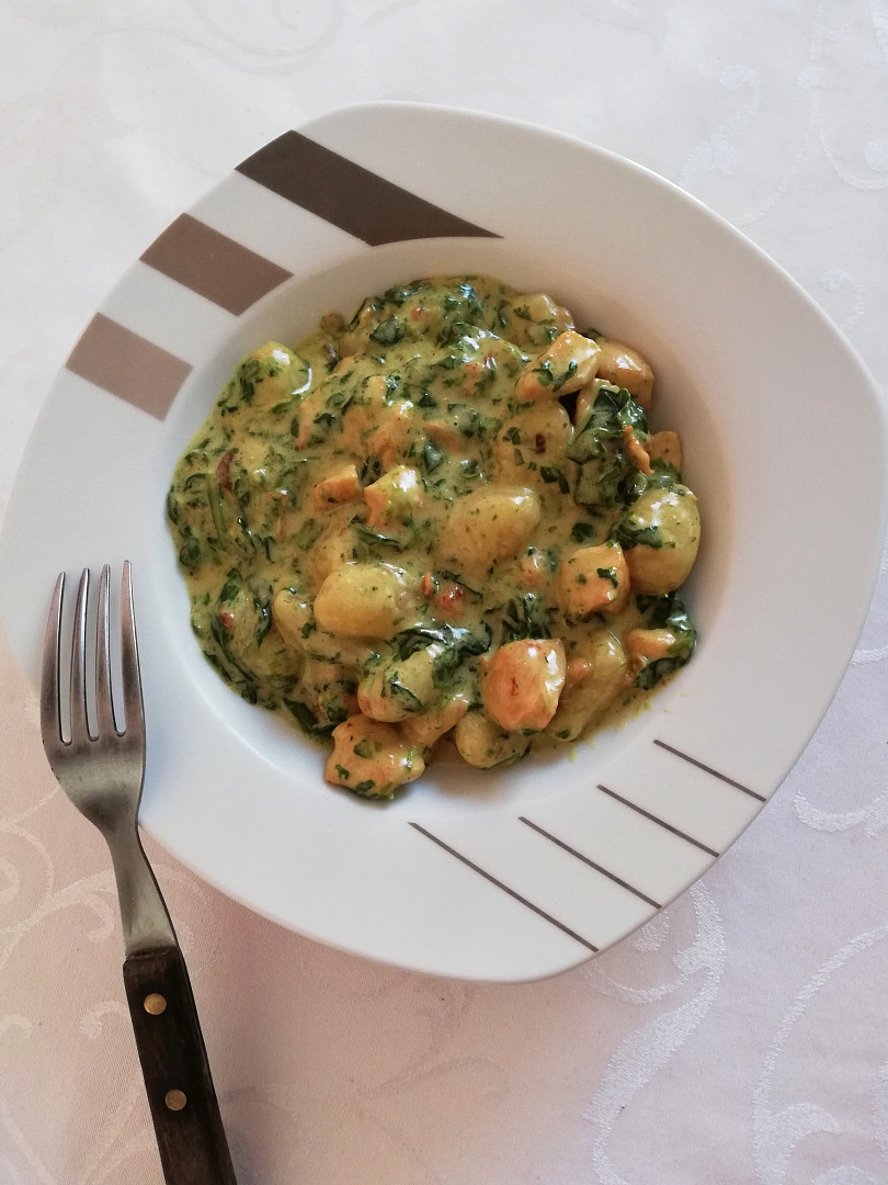 Gnocchi s kuřecím masem na kari, smetanou a listovým špenátem_5ff68b02e76aa.jpeg