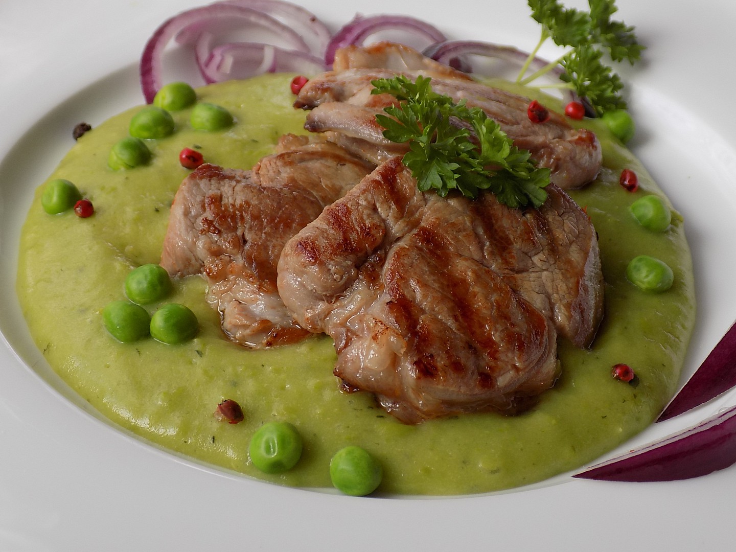 Grilovaná panenka na hráškovém pyré