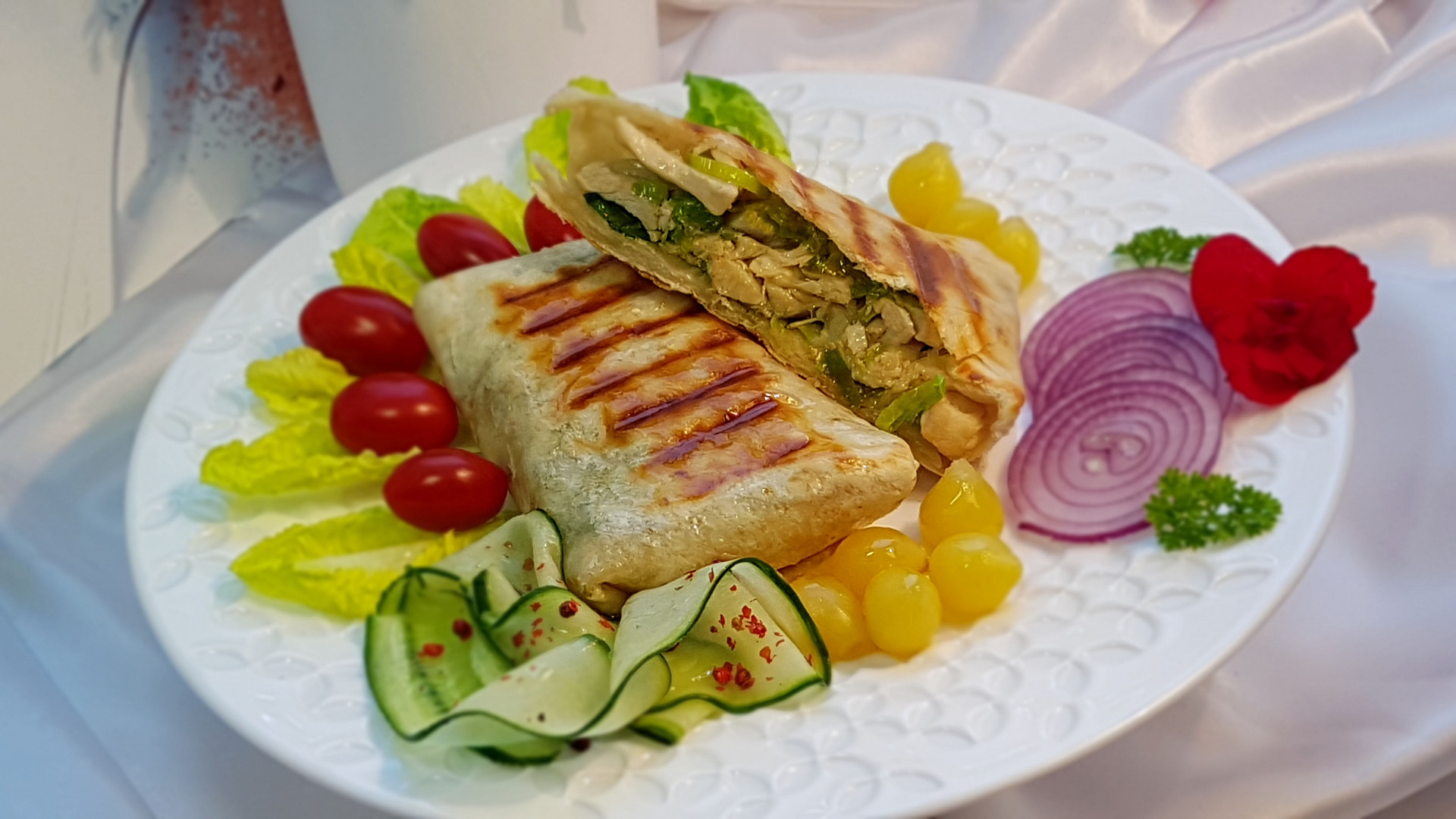 Grilovaná tortilla plněná kuřecím na pórku