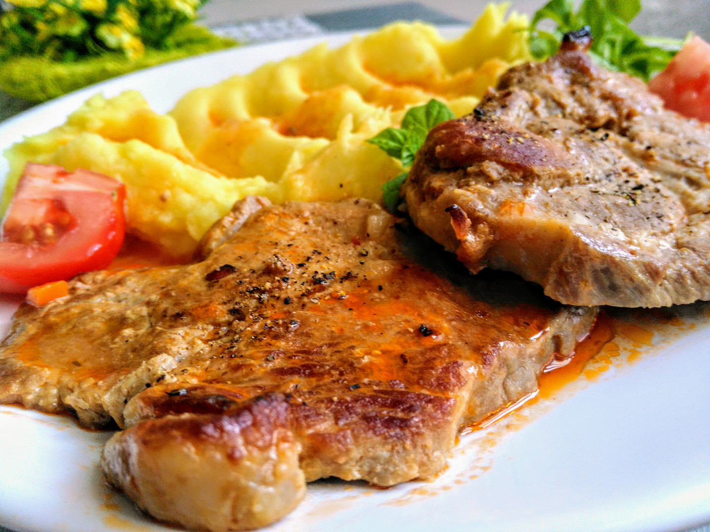 Grilované kotlety s pikantní rajčatovou omáčkou