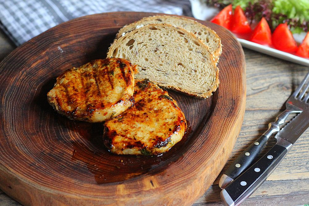 Grilované vepřové plátky v koriandrové marinádě