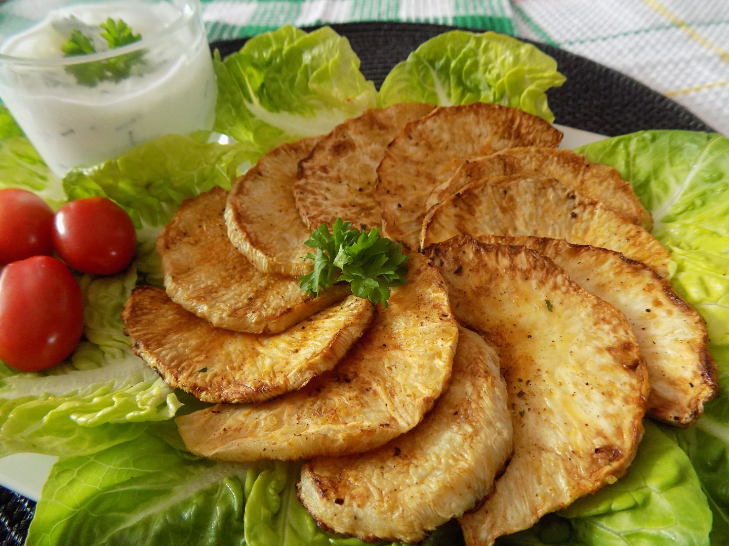 Grilovaný celer s česnekovo – bylinkovým dipem_5ff7b4c312c5d.jpeg