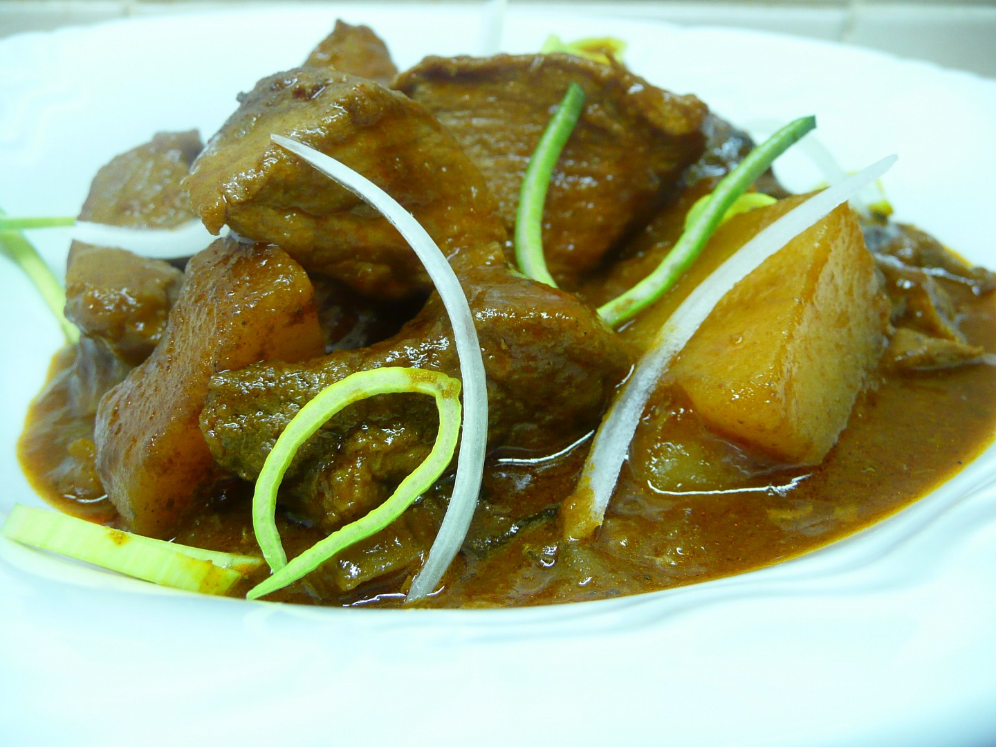 Guláš z vepřového masa s bramborami a houbami