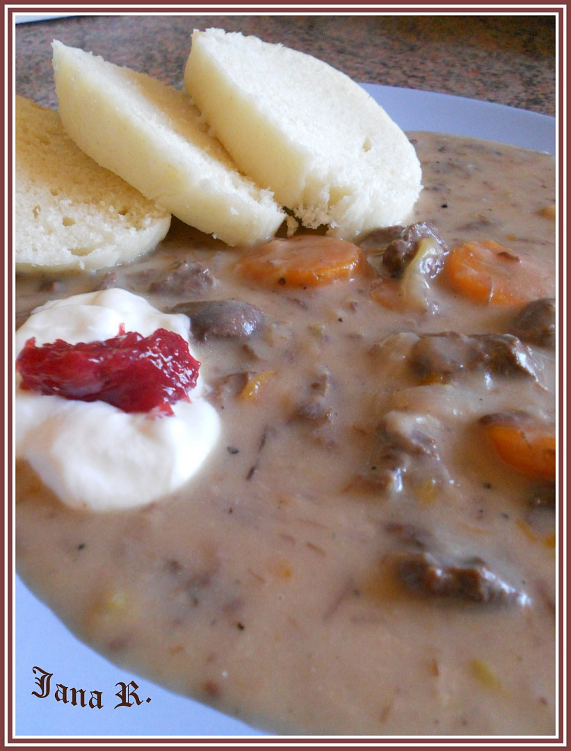 Guláš ze zajíce se zeleninou a zakysanou smetanou