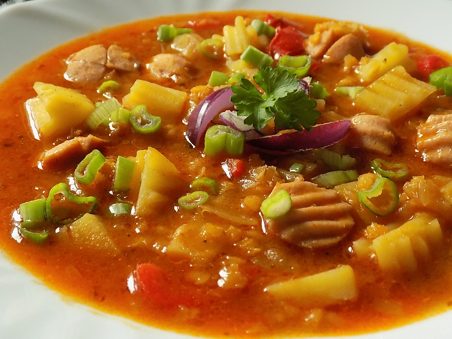 Gulášová polévka s párky a červenou čočkou