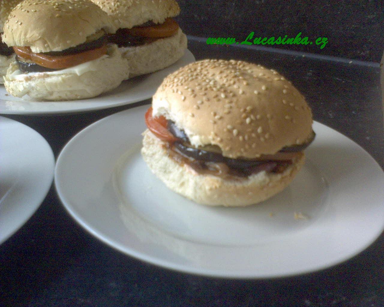 Hamburger s lilkem, rajčaty a sýrem