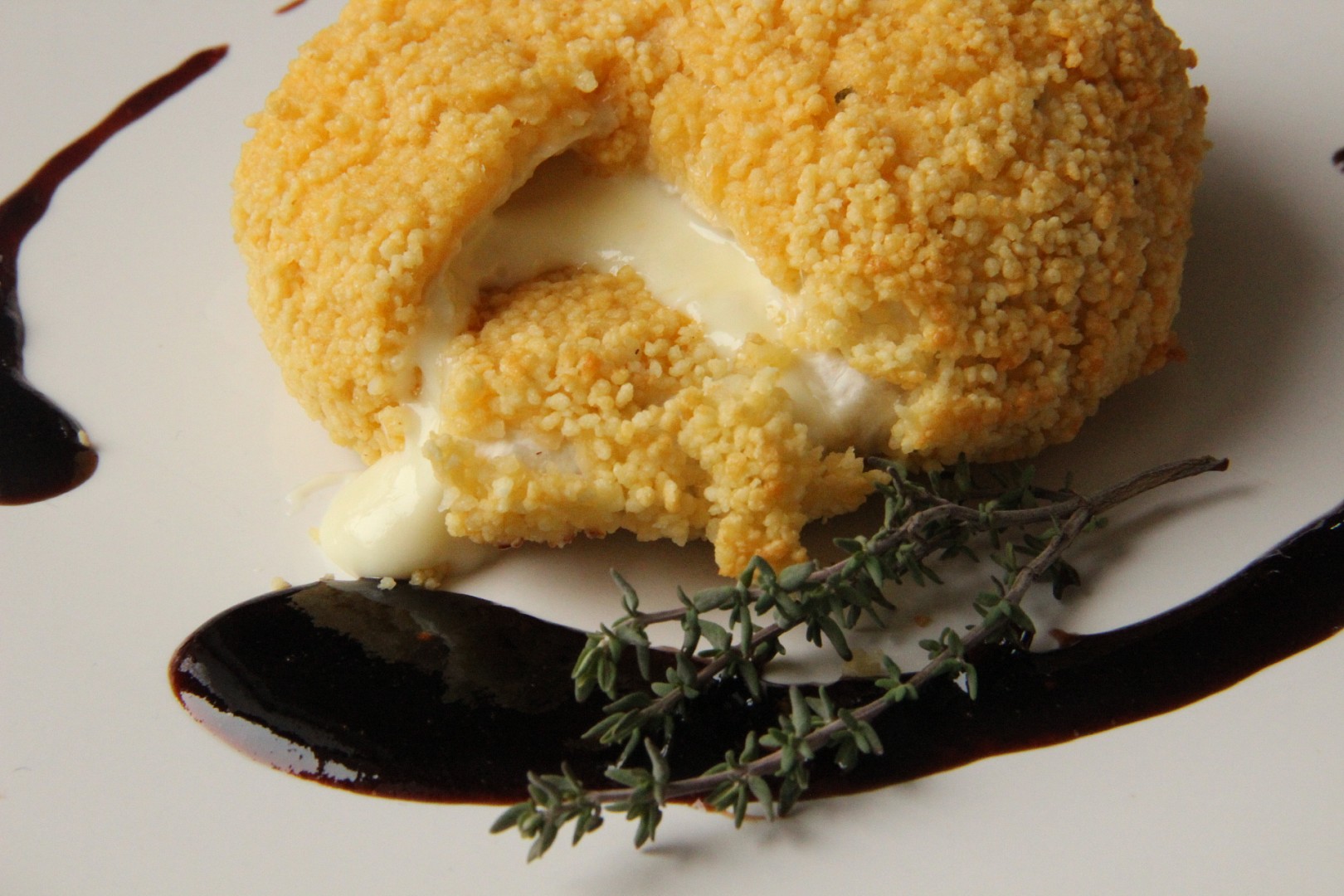 Hermelín v kuskusové krustě s rybízovou omáčkou