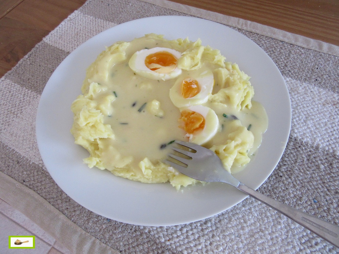 Hořčicová omáčka s vejci a bramborovou kaší