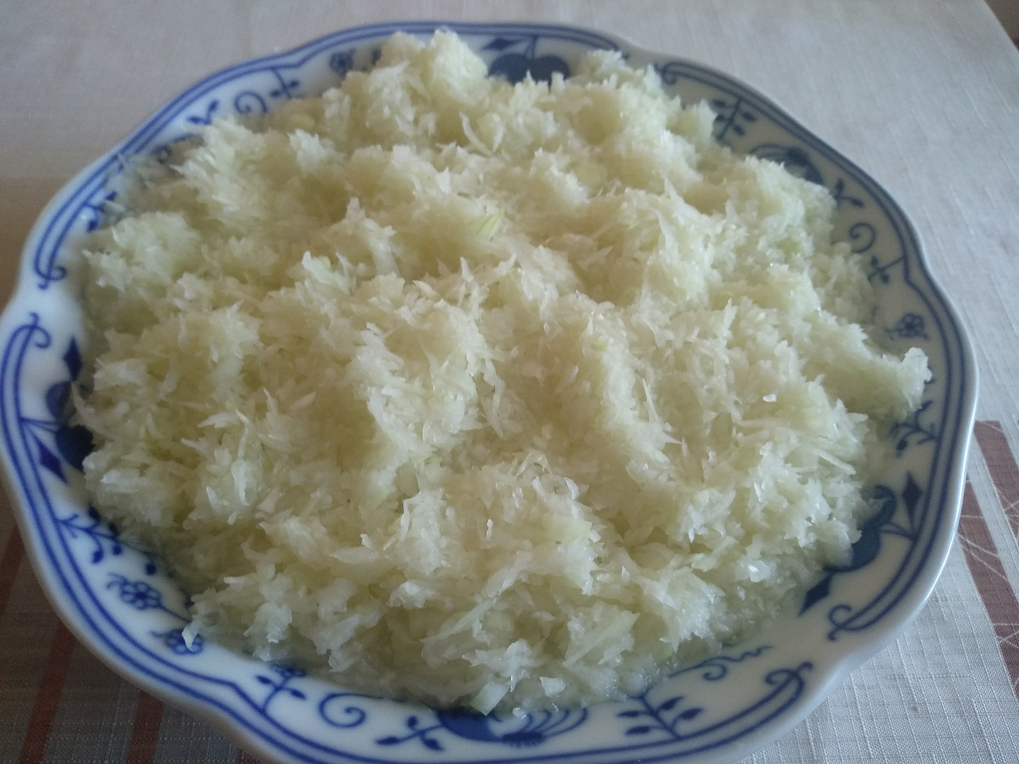 Hospodský zelný salát s cibulkou