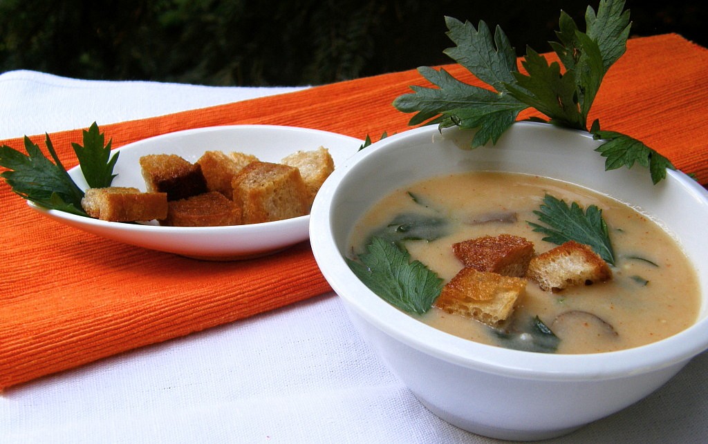 Houbová polévka s celerovou natí a chlebovými krutonky