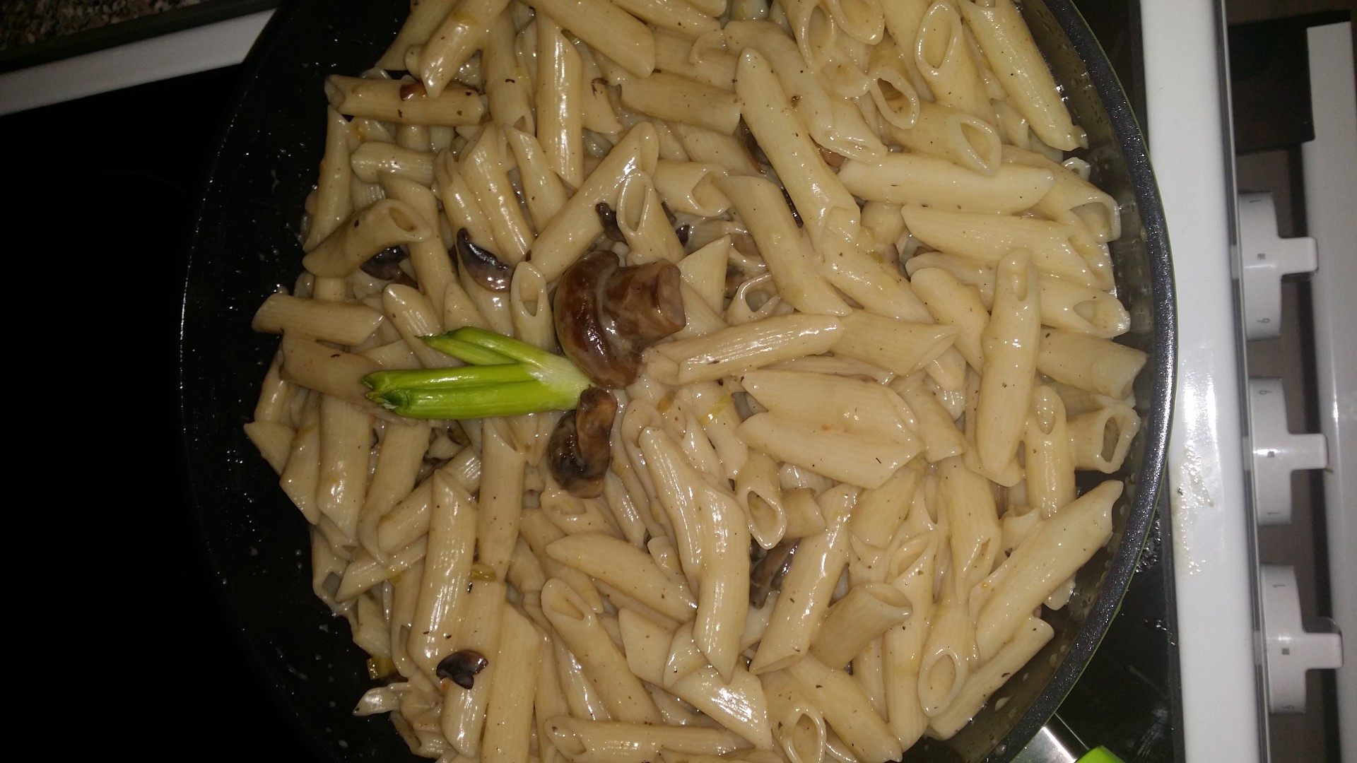 Houbovo-sýrová pánvička s penne_5ff7f6aeb57a7.jpeg