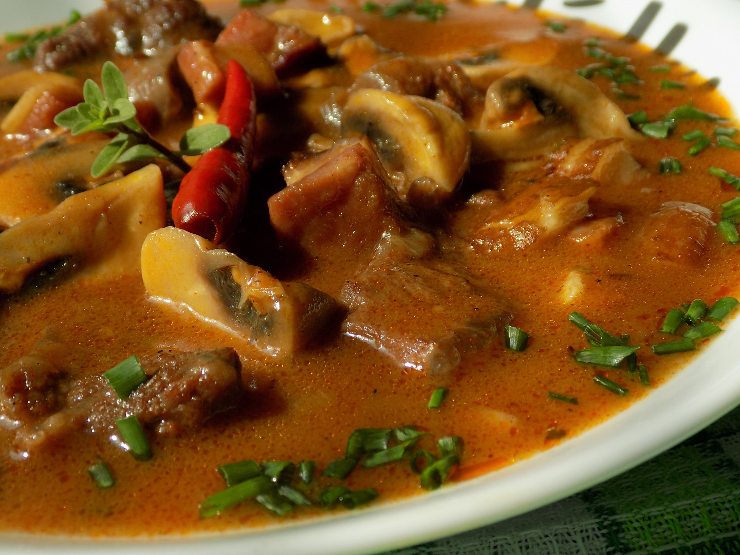 Hovězí guláš se slaninou a žampiony