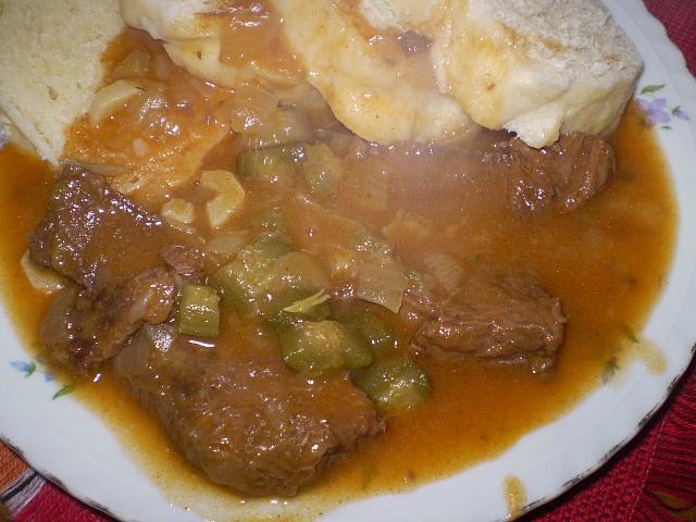 Hovězí kořeněná omáčka s okurkami