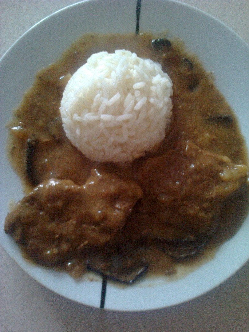 Hovězí maso na červeném víně a houbách