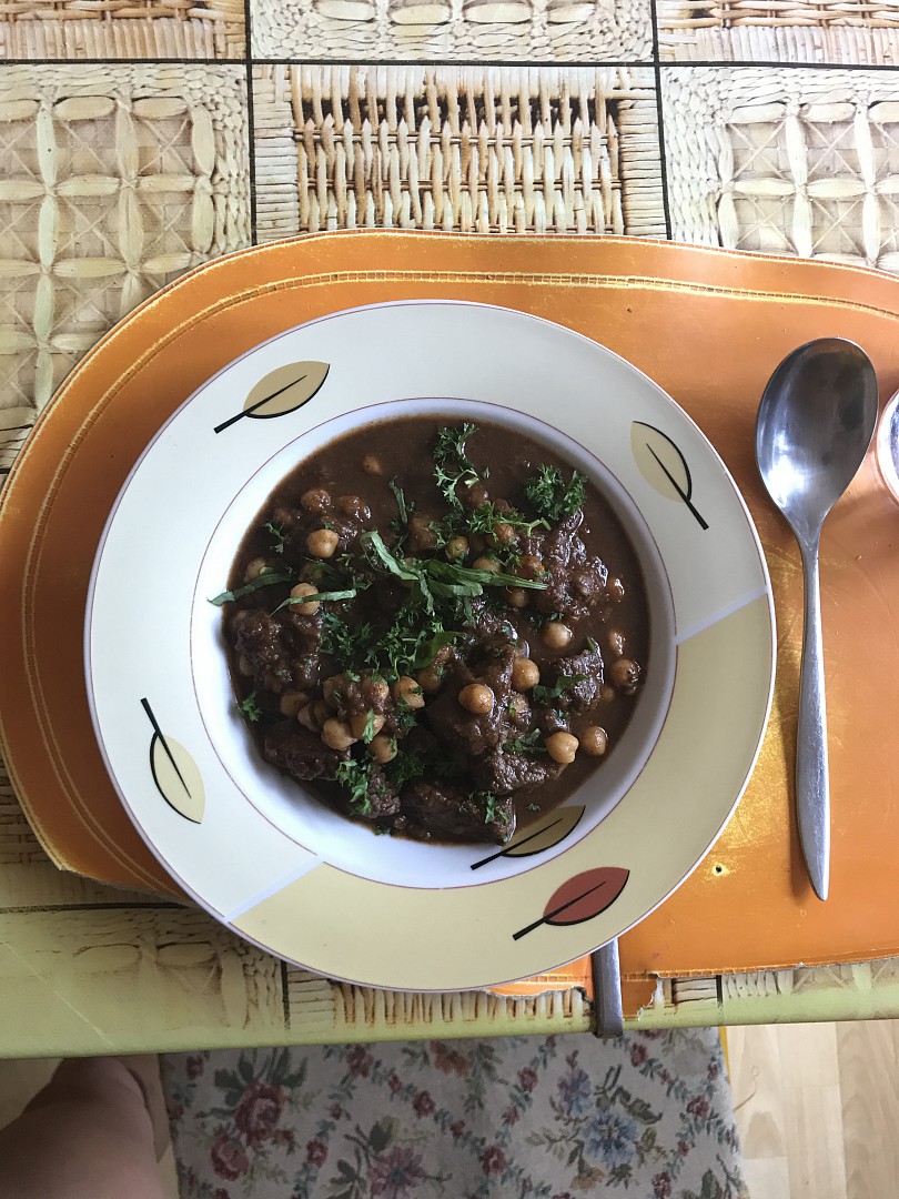 Hovězí maso na zelenině s cizrnou