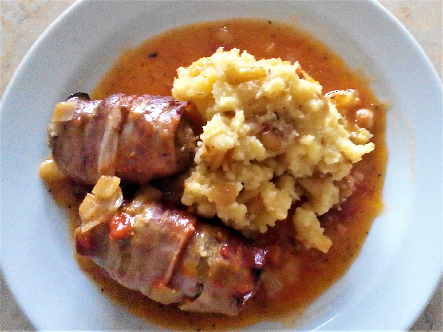 Hovězí mleté maso v anglické slanině