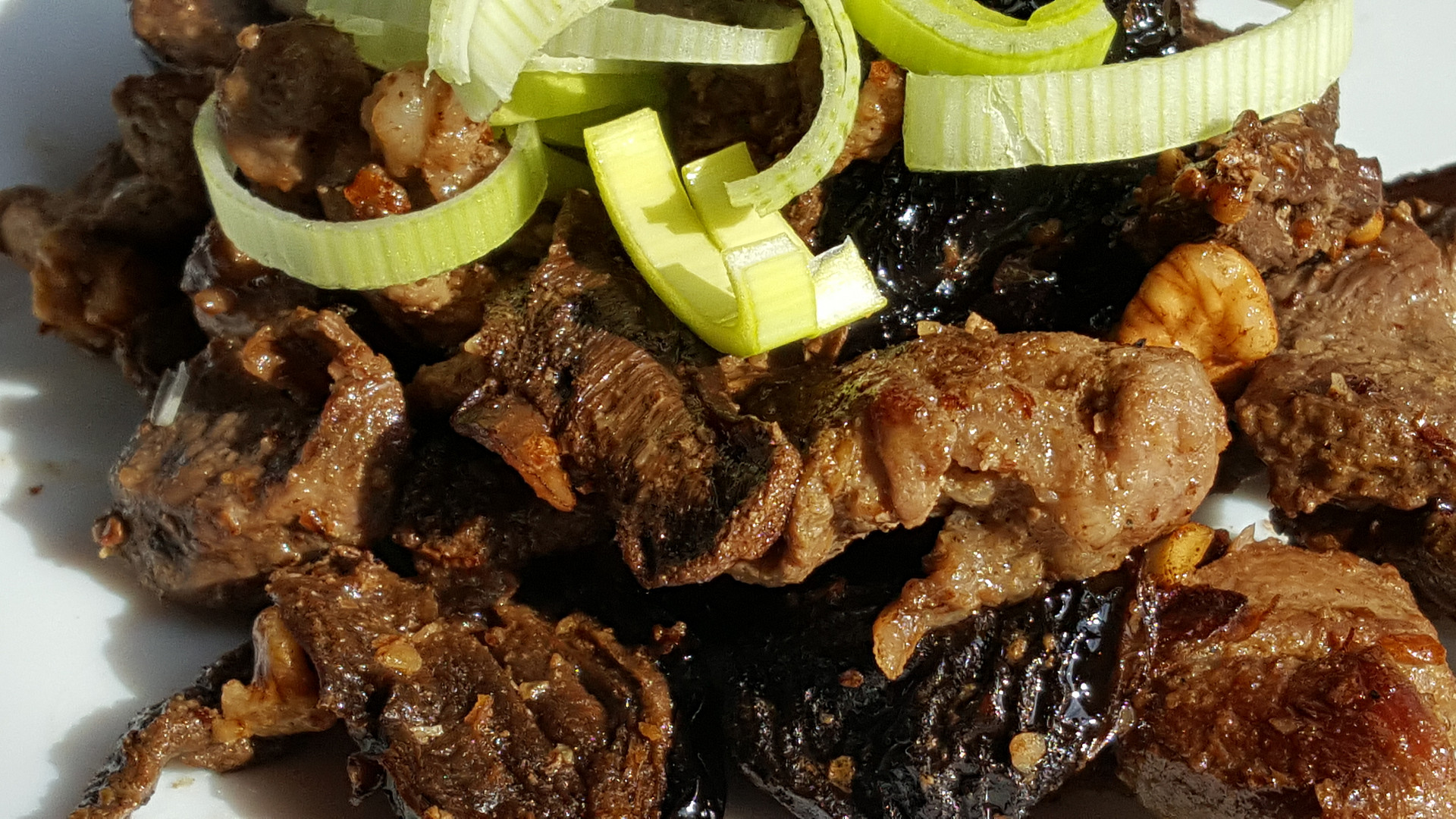 Hovězí nudličky se sušenými švestkami, houbami a ořechy (bez tuku)