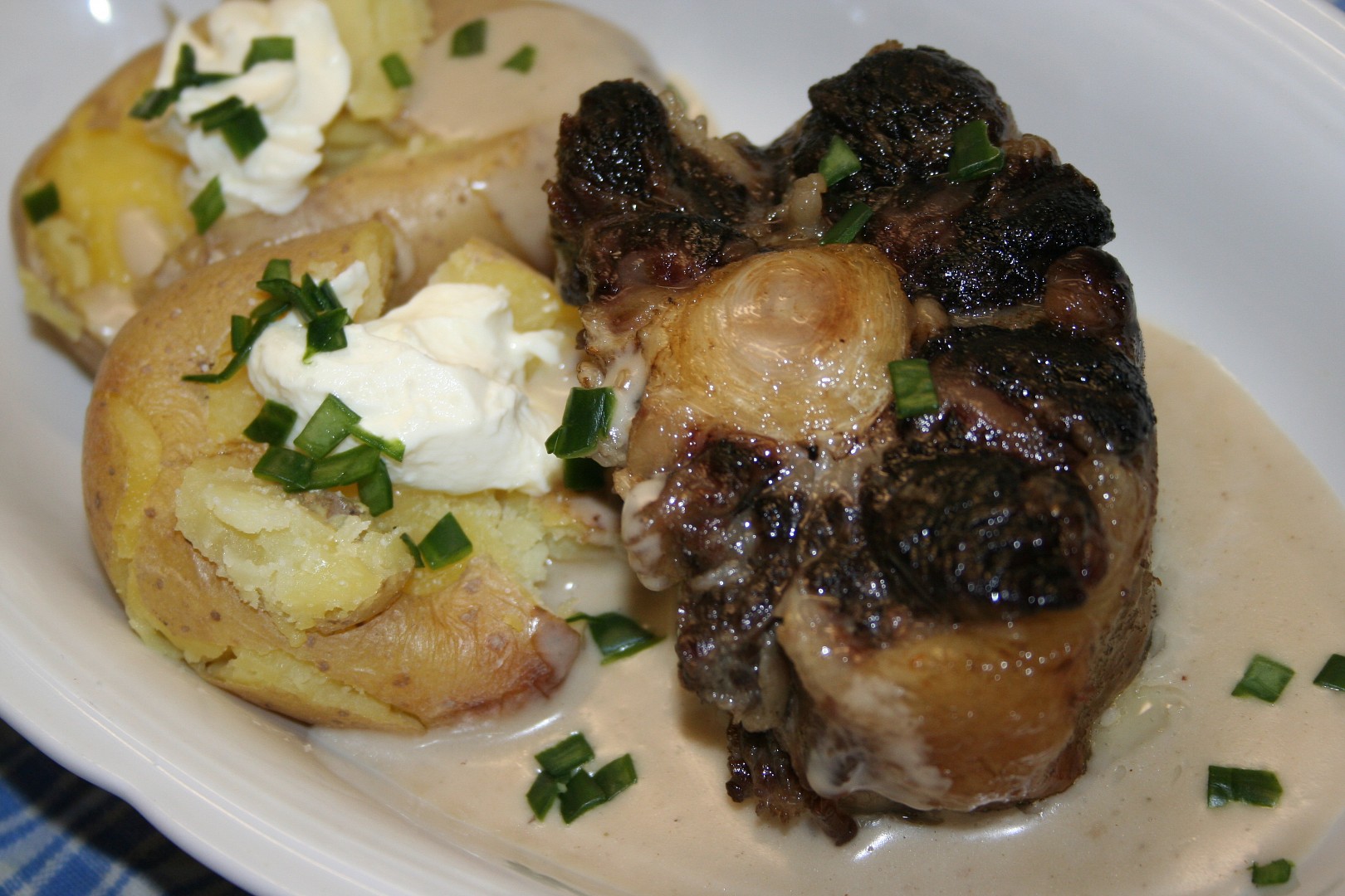 Hovězí oháňka s česnekovým přelivem