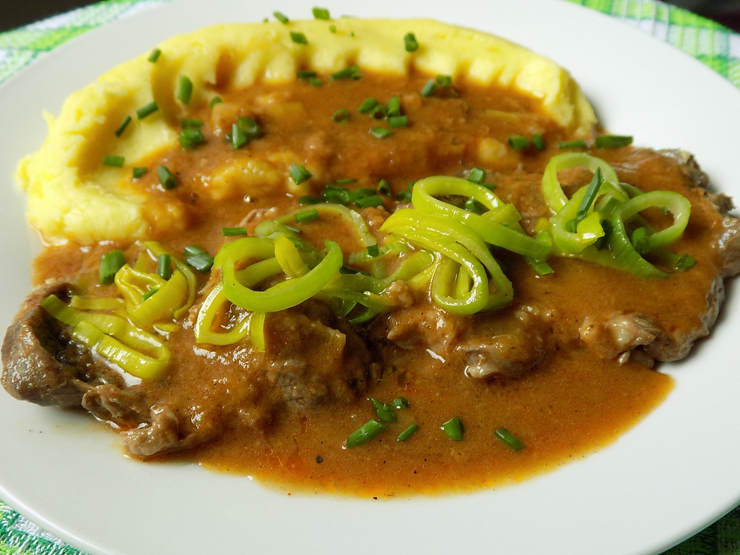 Hovězí plátky na špeku a pórku_5ff7567a29c9d.jpeg