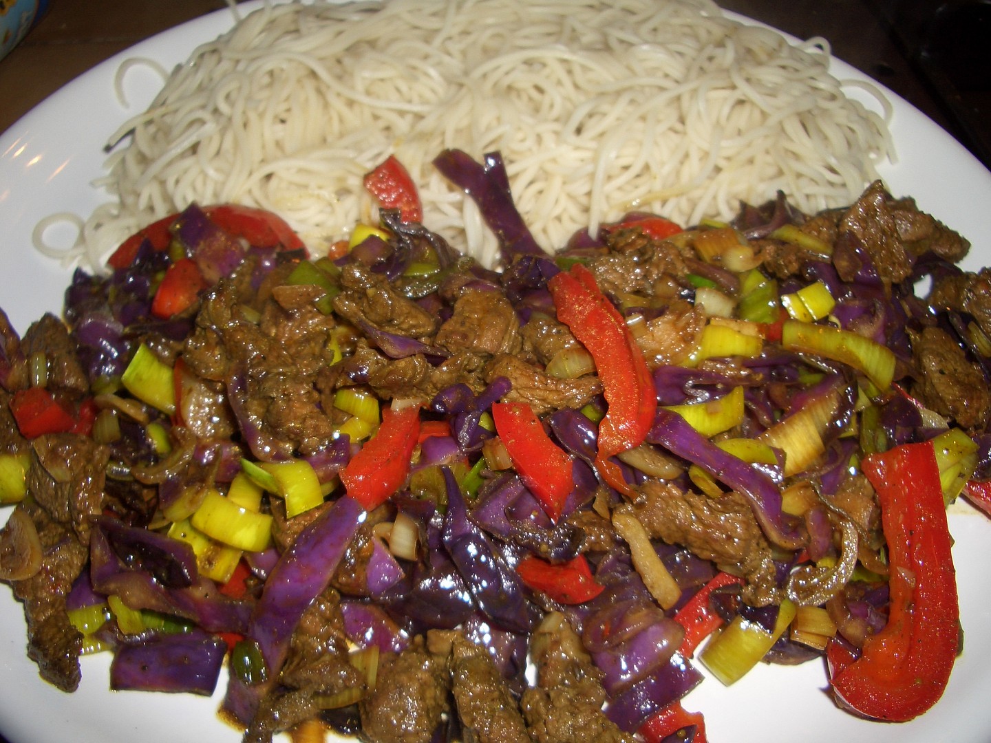 Hovězí po čínsku s červeným zelím