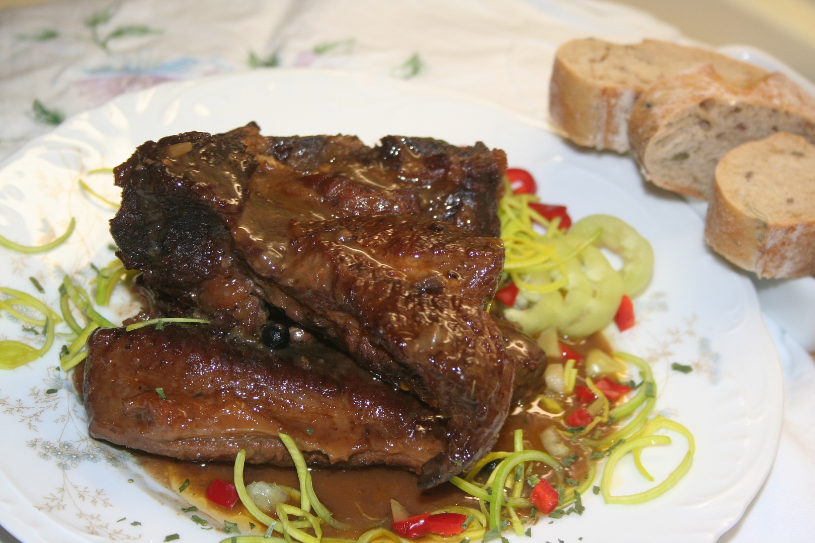 Hovězí žebírka dušená s červeným vínem (podle Majky)