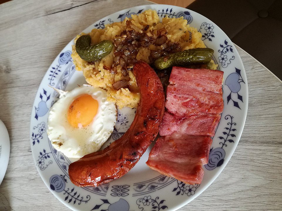 Hrachová kaše s uzeným, párkem a volským okem