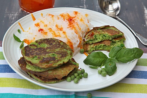 Hráškové lívanečky se zeleninovými špagetami a sweet chilli omáčkou