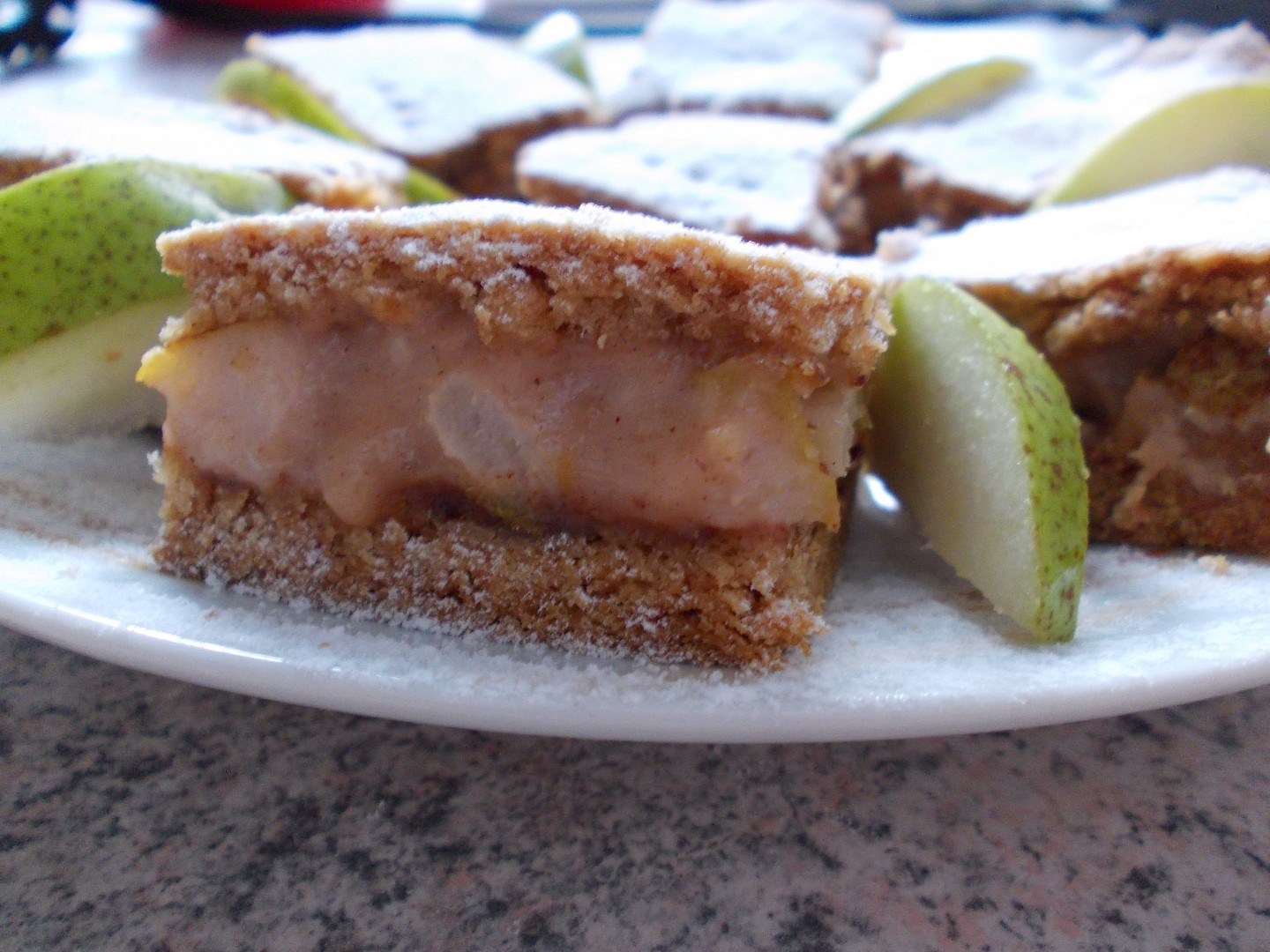 Hruškový hrnečkový koláč s pudinkovou náplní