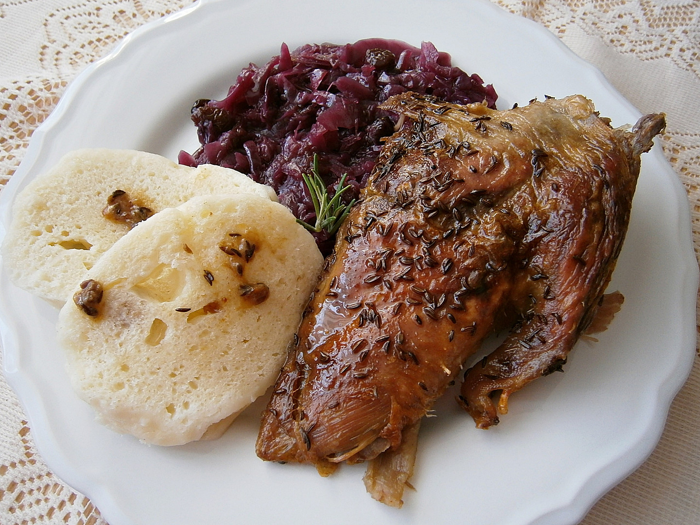 Husa pomalu pečená, předem naložená v rozmarýnovo-solném láku_5ff6e4b27a140.jpeg