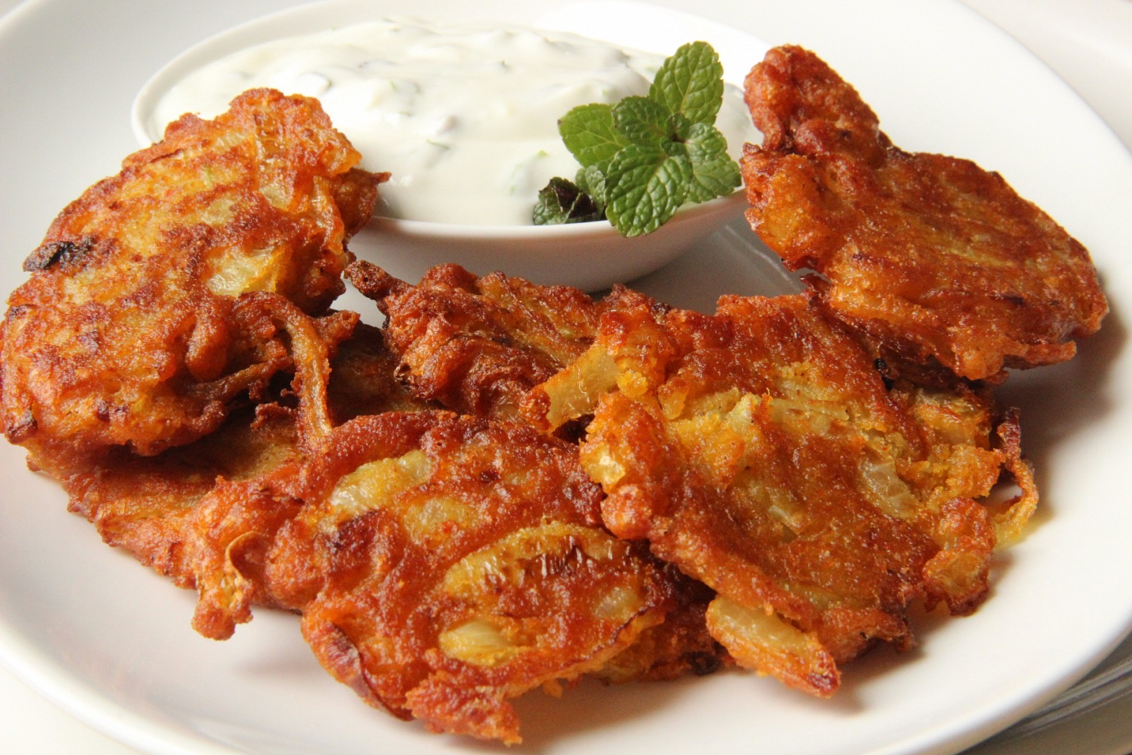 Indické cibulové smaženky (bhajis) s mátovou rájtou_5ff96a6969ca3.jpeg