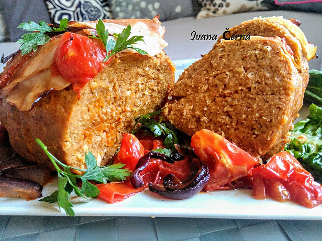 Italská sekaná s pórkem, bylinkami, rajčaty a slaninou