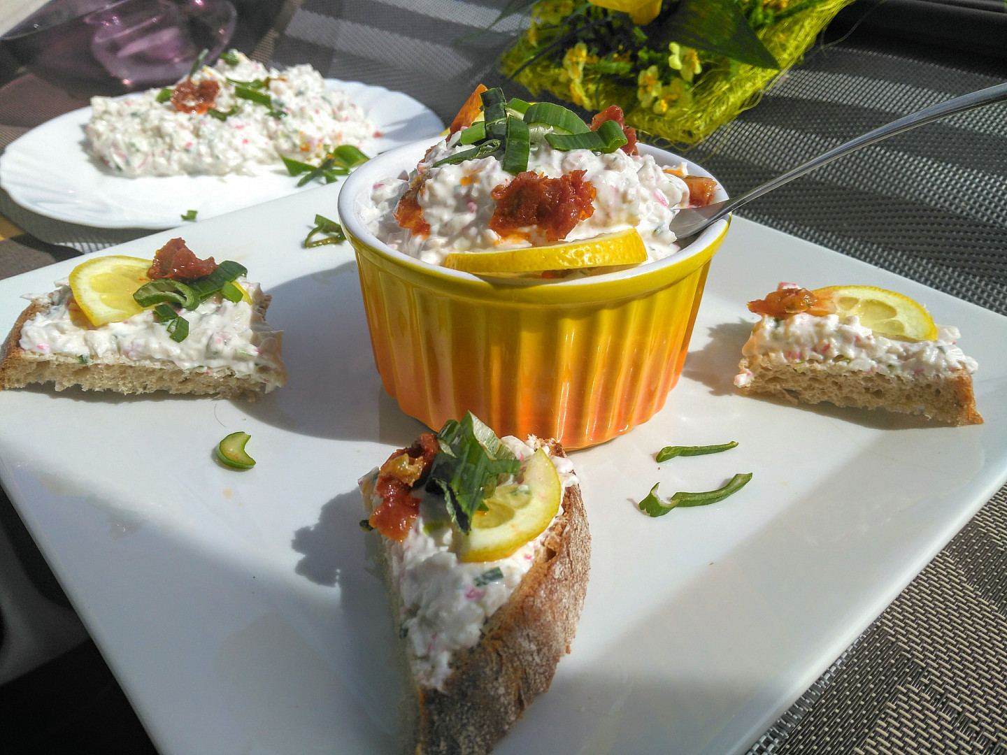 Jarní pomazánka ze dvou druhů ředkví, tvarohu a jarní cibulky