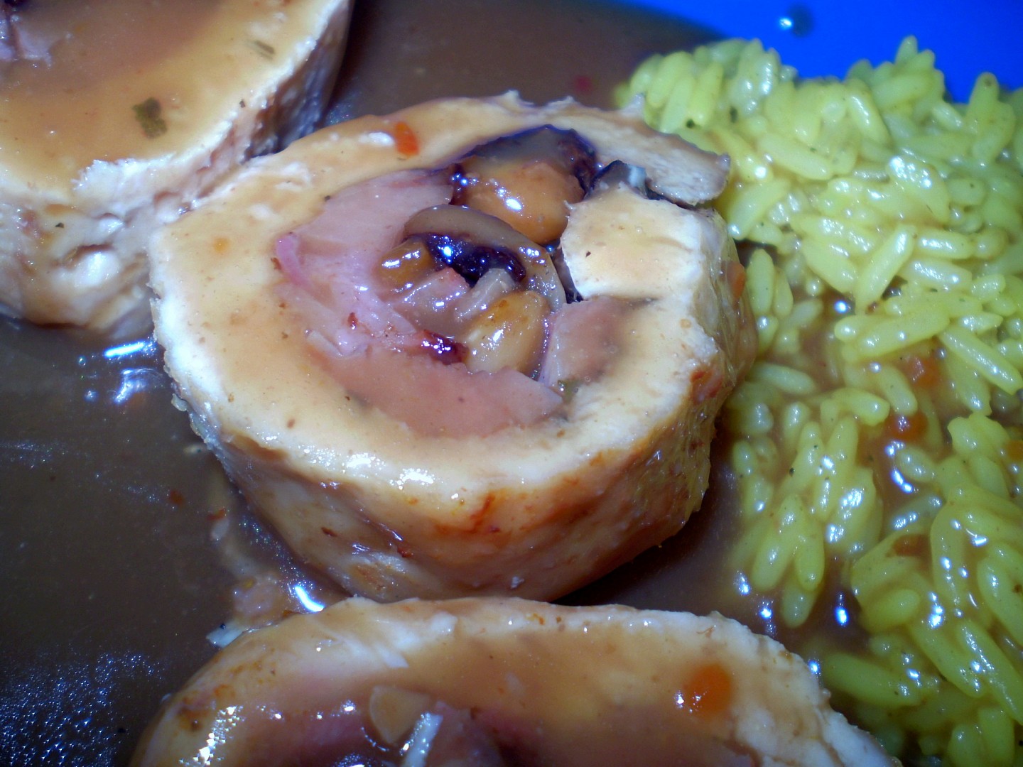 Jednoduchá kuřecí roláda se švestkami a mandlemi