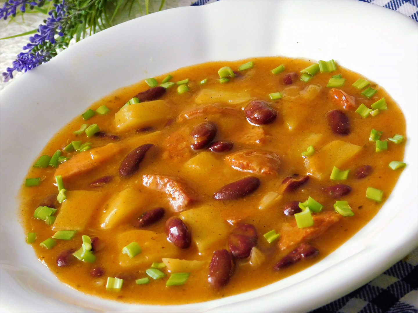 Jednoduchý bramborový guláš s fazolemi