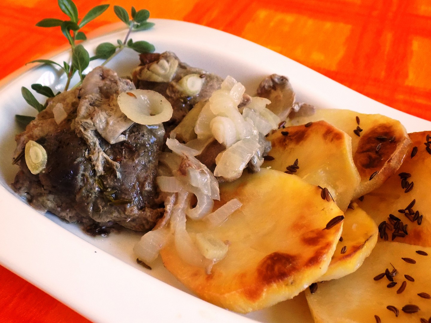 Jehněčí pekáč s bylinkami_5ff793a1af22f.jpeg