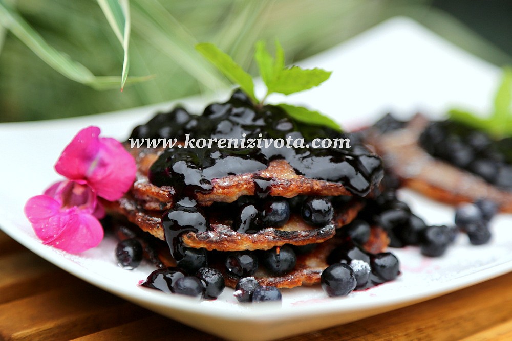 Jogurtové lívance s borůvkovou omáčkou_5ff7e7f7c4a80.jpeg