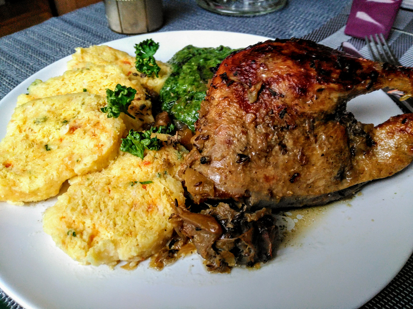 Kachna pečená s jablky a cibulí