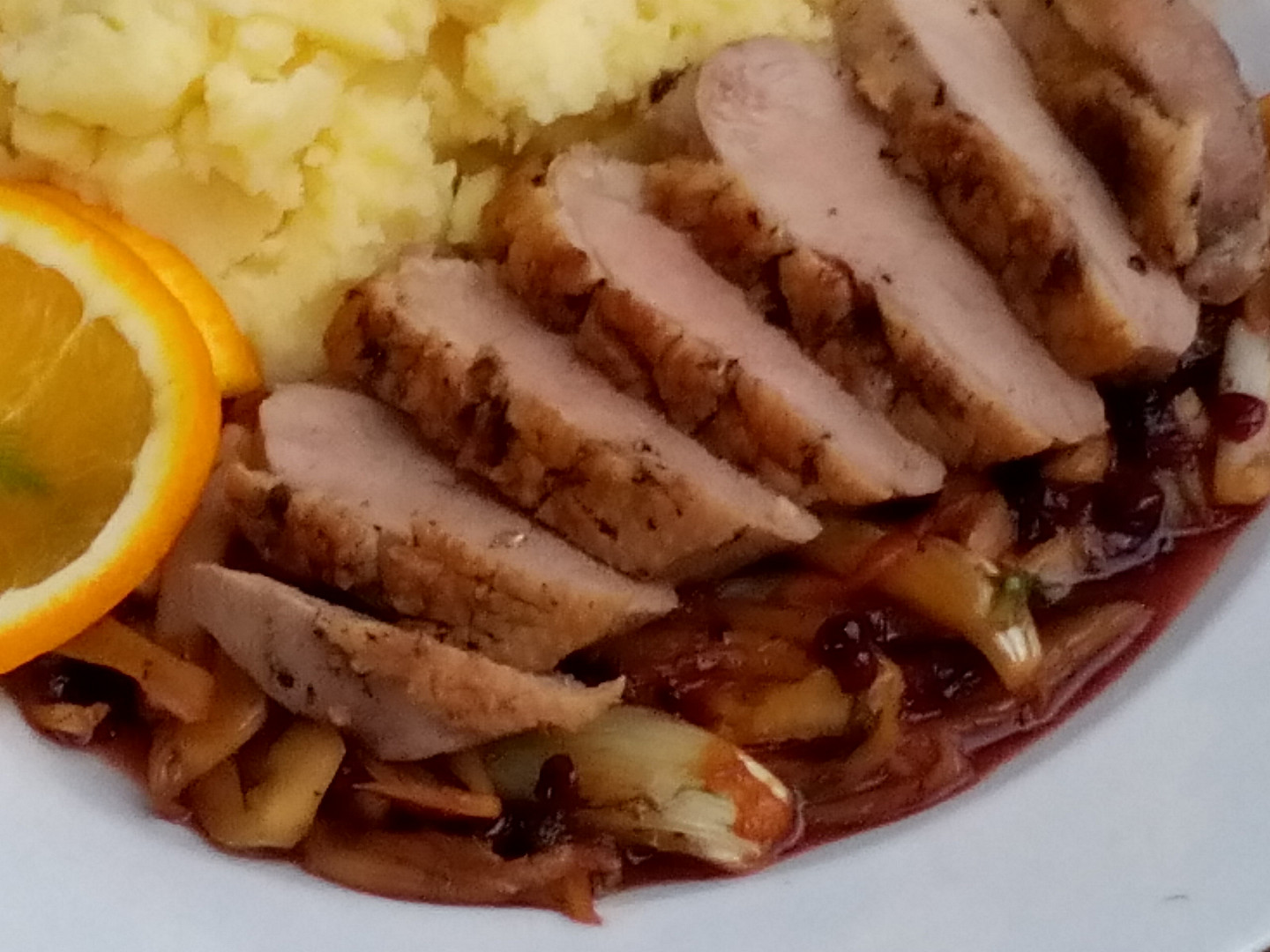 Kachní prsa s fenyklem a brusinkami