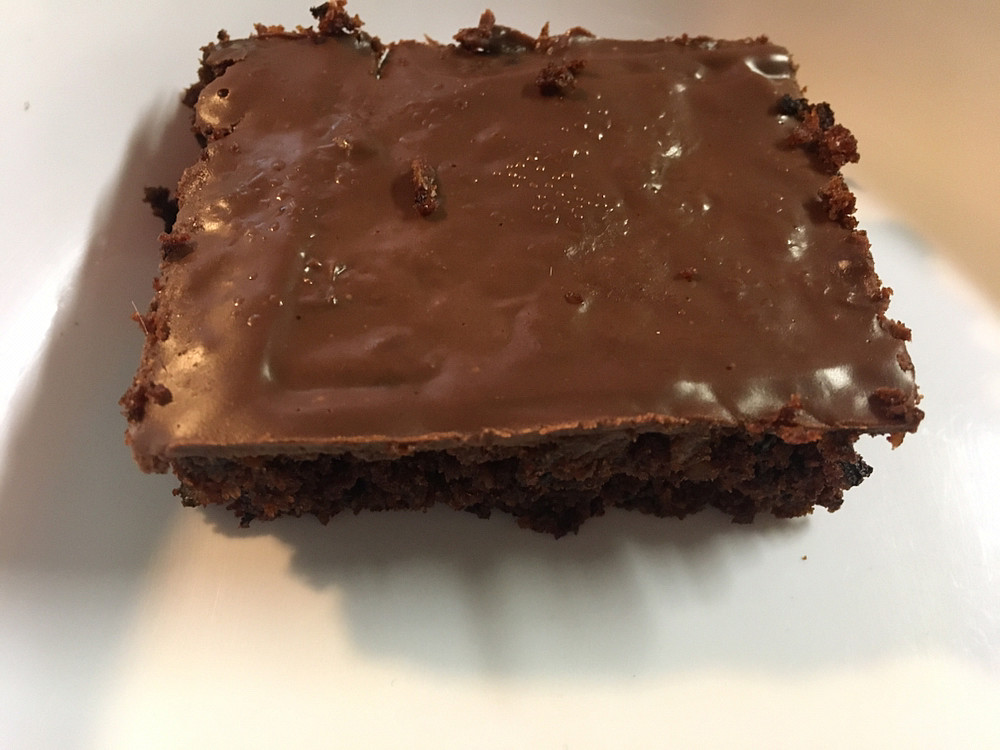 Kakaovo-jablečný koláč s ořechy a čokoládovou polevou_5ff6e23888a42.jpeg