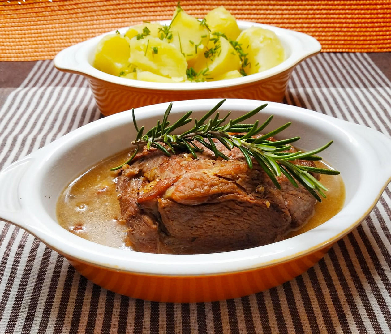 Kančí kýta na černém pivu