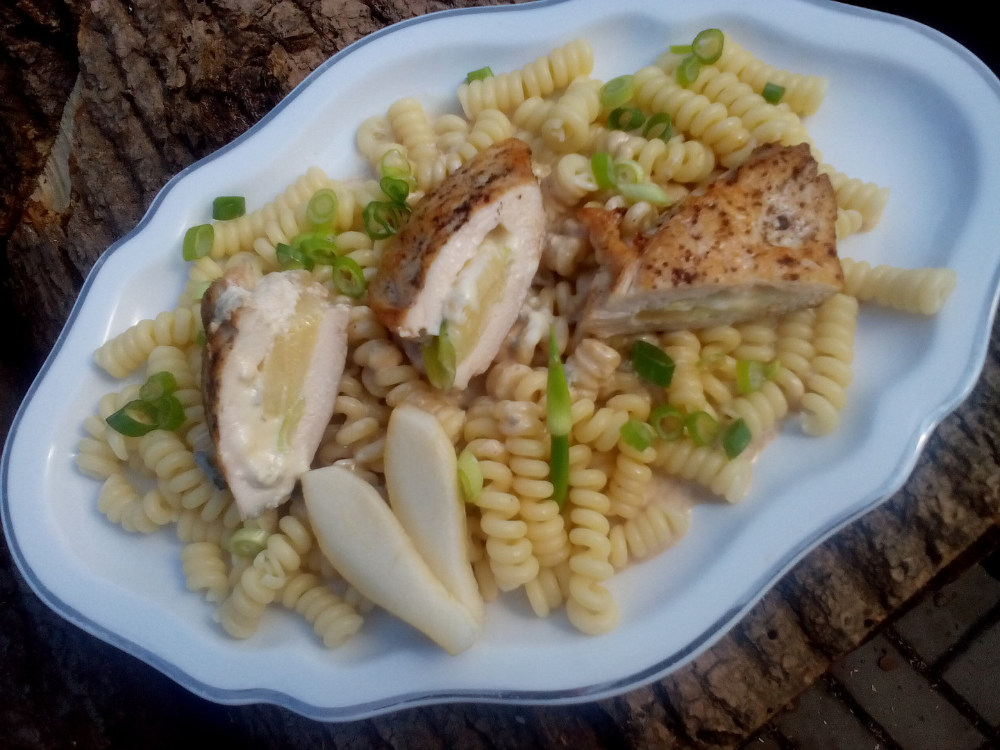 Kapsy plněné (nejen) hruškou se sýrovou omáčkou