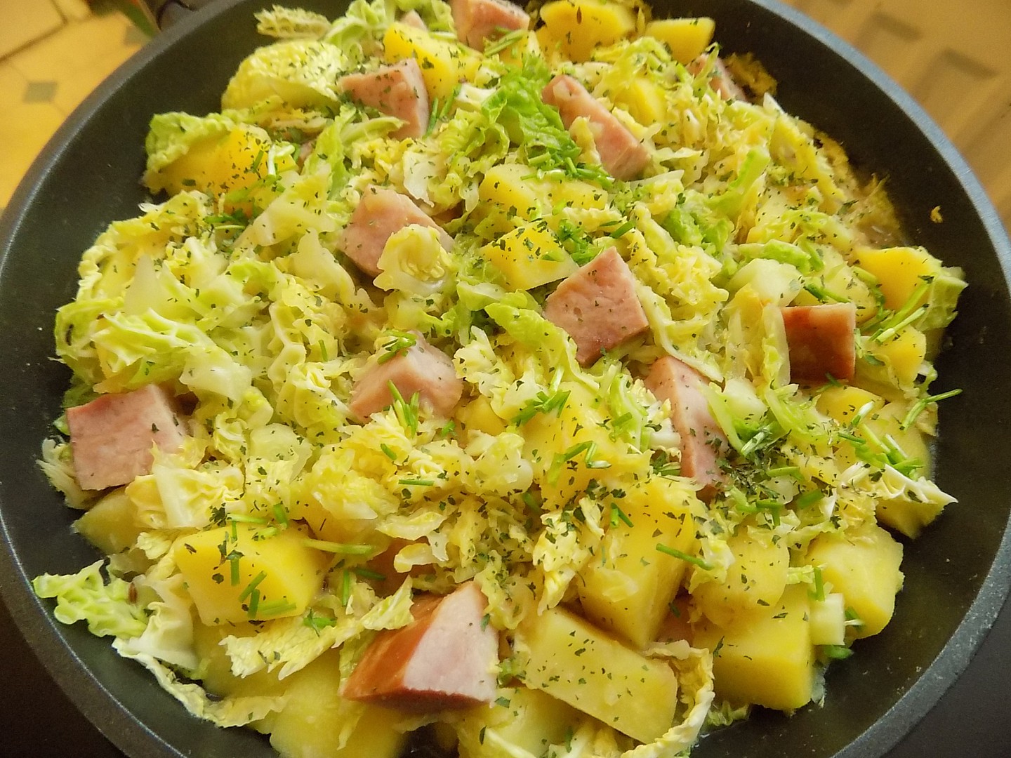 Kapustová pánev s bramborami a uzeným