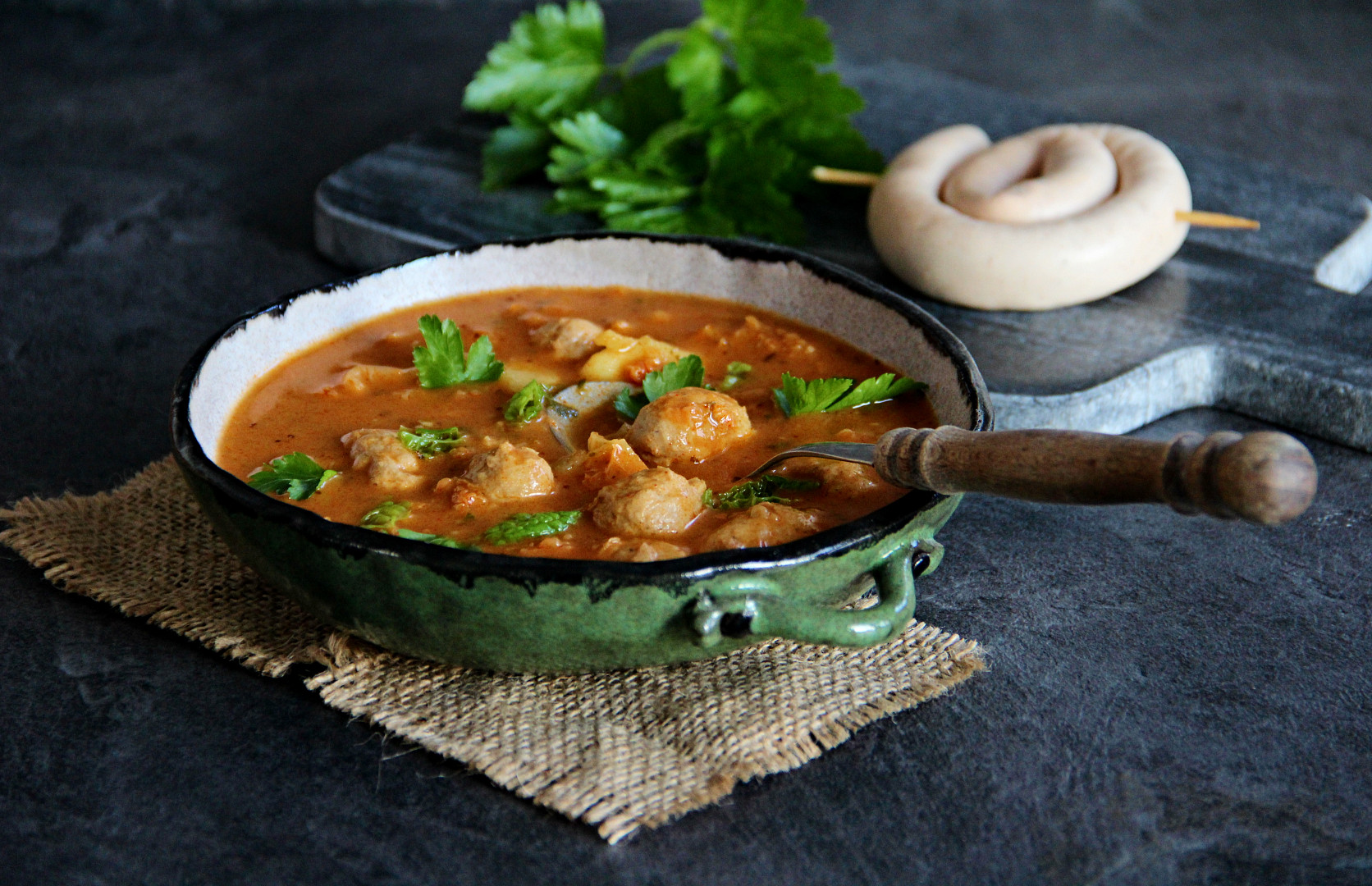 Kapustová polévka s knedlíčky z vinné klobásy