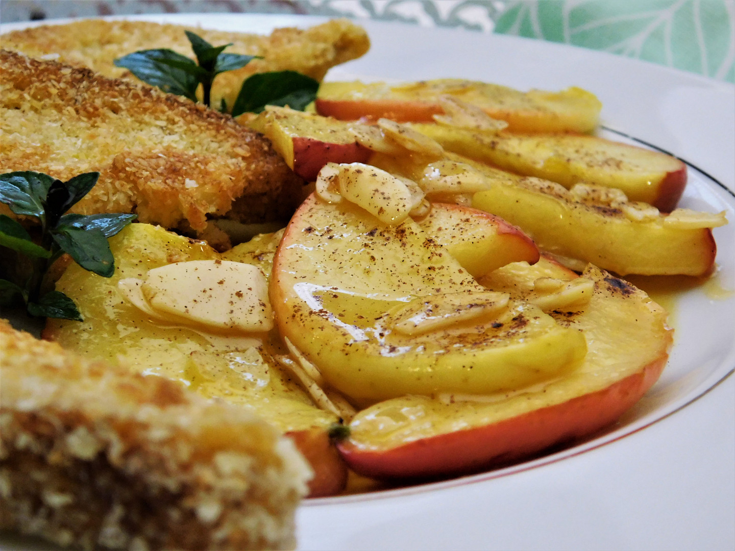 Karamelizovaná jablka s kokosovými tousty_5ff6a177838bb.jpeg